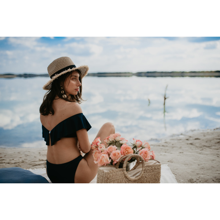 Krisline Beach Espana usztywniany bandeau bardotka czarny z falbaną
